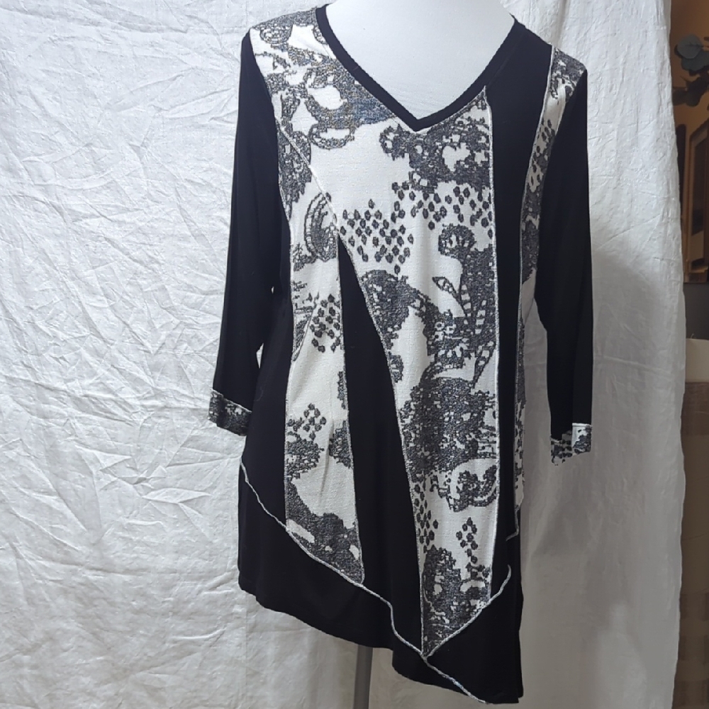 Chico's Black and White Asymmetrical 3/4 Sleeve Tunic